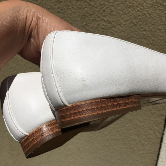 🌷🪷 Lovely white loafer flats. Only worn once on carpet for a few hours. - Picture 6 of 10